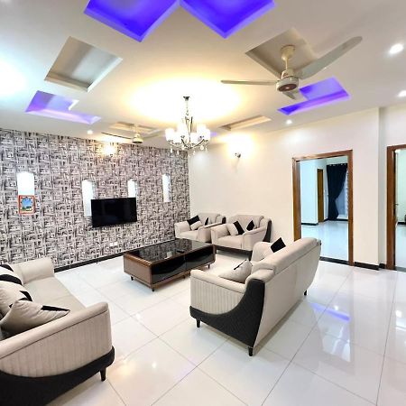 Luxury Apartment Rentals Исламабад Екстериор снимка