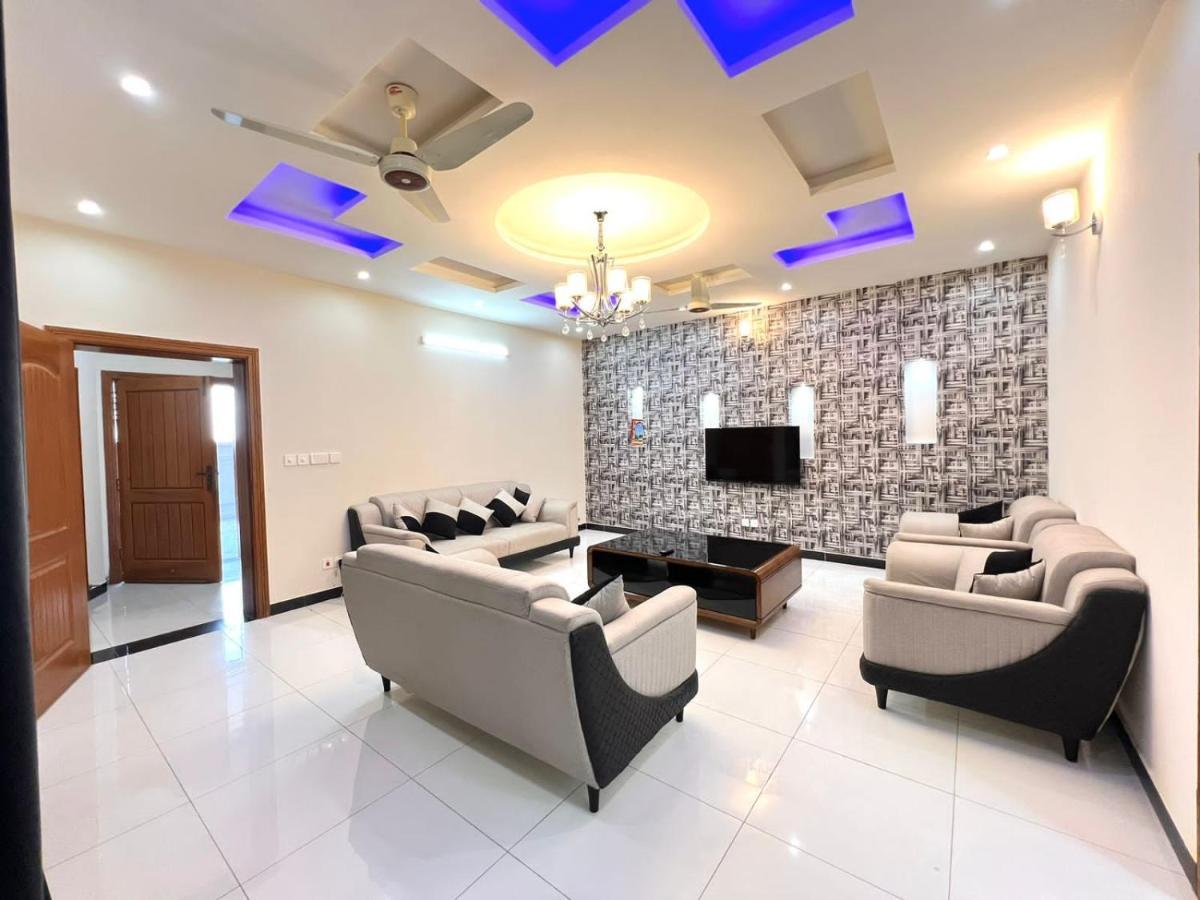 Luxury Apartment Rentals Исламабад Екстериор снимка