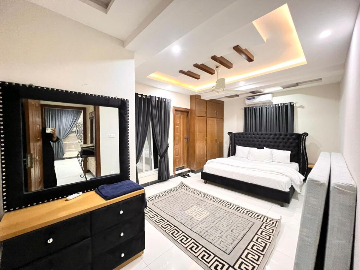 Luxury Apartment Rentals Исламабад Екстериор снимка