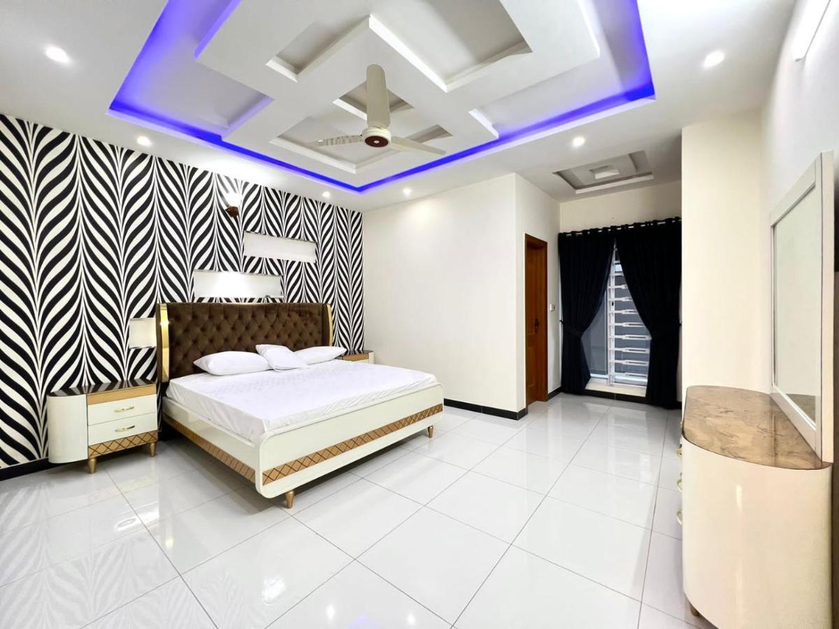 Luxury Apartment Rentals Исламабад Екстериор снимка
