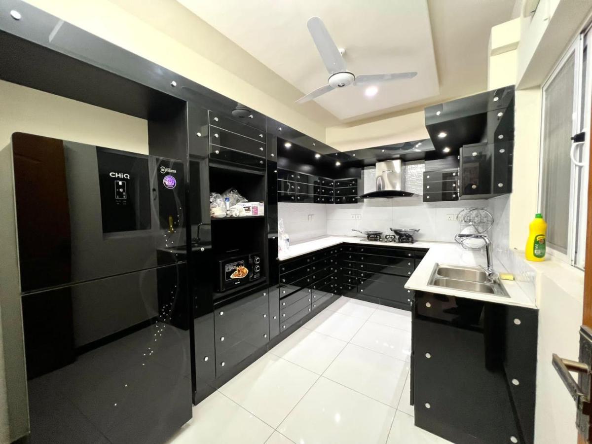 Luxury Apartment Rentals Исламабад Екстериор снимка
