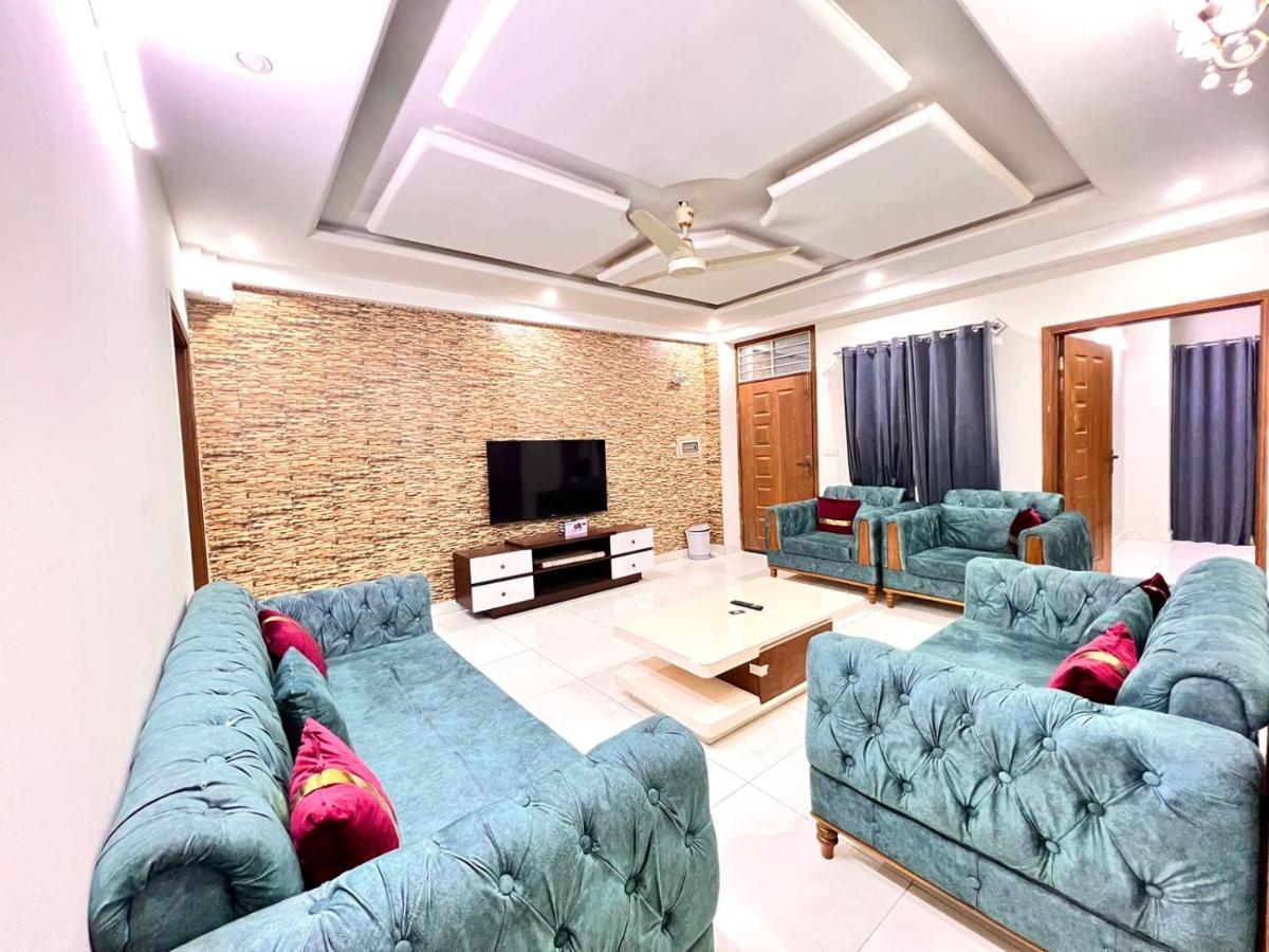 Luxury Apartment Rentals Исламабад Екстериор снимка