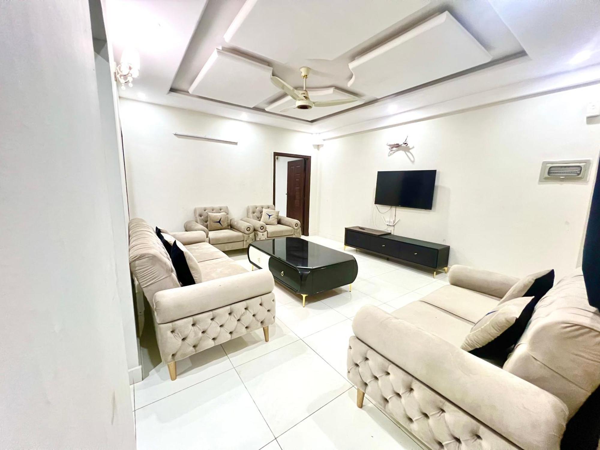 Luxury Apartment Rentals Исламабад Екстериор снимка