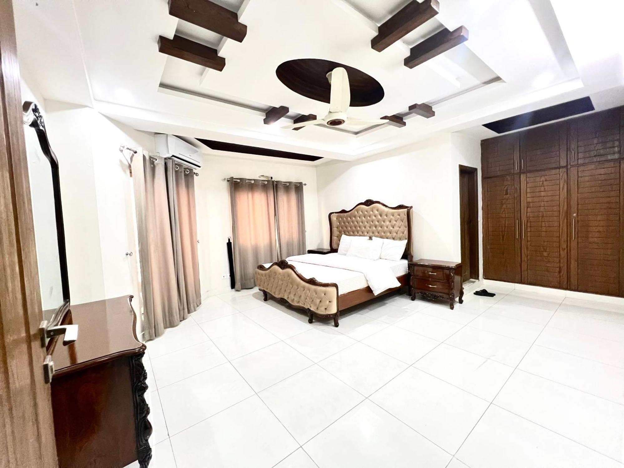 Luxury Apartment Rentals Исламабад Екстериор снимка